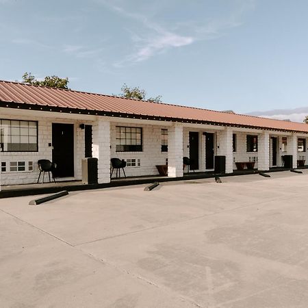 The Cowboy Motel Camp Wood エクステリア 写真